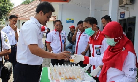 Pegawai PT KAI Daerah Operasional (Daop) III Cirebon menjalani tes urine yang dilakukan hasil kerja sama dengan BNN, Senin (7/11).