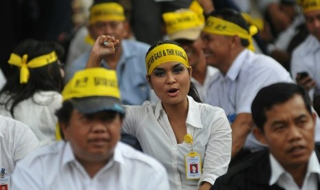 Pegawai PT Merpati Nusantara Airlines melakukan aksi damai di depan Kementerian BUMN, Jakarta, Selasa (12/8). Dalam aksi tersebut mereka menuntut pembayaran gaji yang belum dibayarkan selama delapan bulan serta uang Tunjangan Hari Raya (THR).