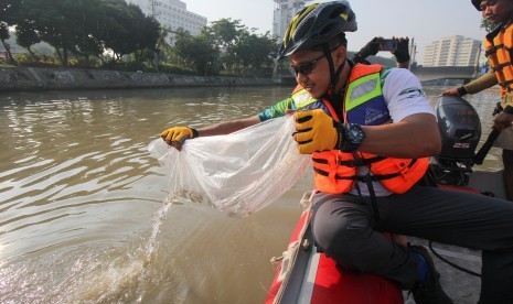 Petugas melepaskan bibit ikan Nila di Sungai (ilustrasi)