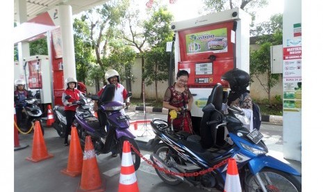 Pegawai SPBU mengenaka kebaya di Hari Kartini