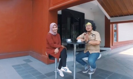 Pegiat alam bebas, Dewi Anggraini Nurfadilah (Kiri) dan Jurnalis Republika, Fian Firatmaja (Kanan)