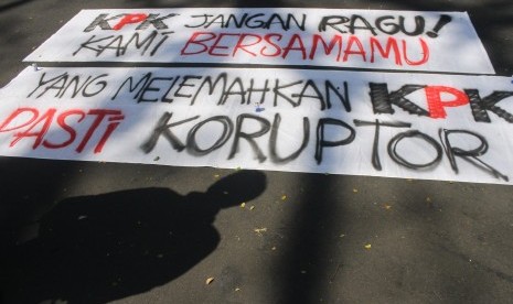 Pegiat anti korupsi membawa poster saat berunjuk rasa di depan gedung DPRD, Malang, Jawa Timur, Selasa (25/7). Mereka menuntut Ketua DPR Setyo Novanto mundur dari jabatannya selepas ditetapkan menjadi tersangka kasus KTP-el. 