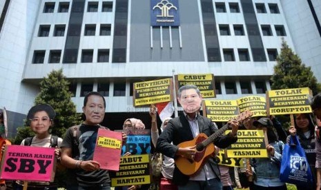 Pegiat anti korupsi yang tergabung dalam Koalisi Masyarakat Sipil Anti Korupsi melakukan aksi unjuk rasa di depan Kantor Kemenkumham Jakarta, Senin (22/9).(Republika/ Wihdan)