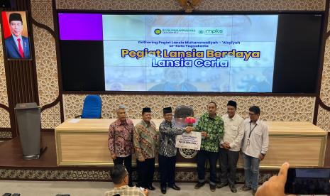 Pegiat lansia dari Muhammadiyah dan Aisyiyah Cabang se-Kota Yogyakarta berkumpul untuk mengadakan pertemuan strategis guna membahas pengembangan program-program lansia dan menjadi momentum penting dalam memperkuat sinergi antar pegiat lansia serta membahas pendanaan untuk program-program lansia yang lebih optimal. Acara ini berlangsung Amphitarium B Fakultas Kedokteran Universitas Ahmad Dahlan (UAD), Jalan Ringroad Selatan, Kragilan, Tamanan, Bantul, DIY, Sabtu (19/10/2024).