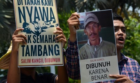 Pegiat lingkungan yang tergabung dalam solidaritas Surabaya untuk Salim Kancil melakukan aksi solidaritas terhadap pembunuhan petani penolak tambang pasir Lumajang bernama Salim Kancil di depan Gedung Negara Grahadi, Surabaya, Jawa Timur, Kamis (1/10). 