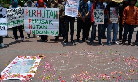 Pegiat lingkungan yang tergabung dalam solidaritas Surabaya untuk Salim Kancil melakukan aksi solidaritas terhadap pembunuhan petani penolak tambang pasir Lumajang bernama Salim Kancil di depan Gedung Negara Grahadi, Surabaya, Jawa Timur, Kamis (1/10). 