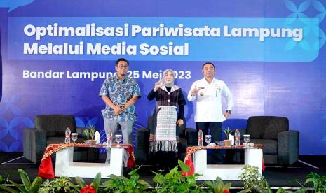 Pegiat Media Sosial Rulli Nasrullah, Direktur IKPM Kementerian Kominfo Septriana Tangkary, dan Kepala Dinas Pariwisata Provinsi Lampung Bobby Irawan pada webinar GenPosting Optimalisasi Pariwisata Lampung Melalui Media Sosial di Ballroom Novotel, Lampung, Kamis (25/5/2023).