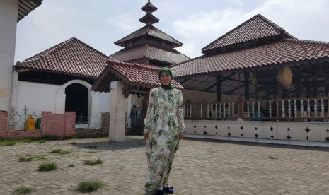 Pegiat wisata halal Mira Achiruddin di depan Masjid Agung Banten Lama.