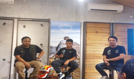 Pegokart Indonesia, Qarrar Firhand Ali (tengah) akan segera kembali ke Italia pada Senin (8/1/2024) setelah menjalani liburan selama 15 hari di tanah air. Berbeda dengan anak seusianya, pegokart kelahiran Jakarta, 7 Januari 2011 itu tidak membuang waktu untuk bersantai selama liburan. 