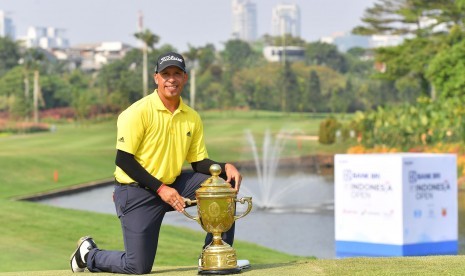 Pegolf Argentina Miguel Carballo befoto bersama trofi juara BRI Indonesia Open 2019 di Pondok Indah Golf Course, Ahad (1/9).