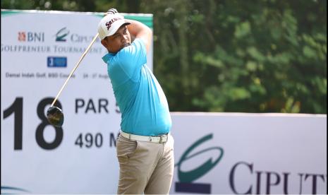 Pegolf asal Filipina Clyde Mondilla memimpin hari pertama BNI Ciputra Golfpreneur Tournament ADT 2022 dengan 64 pukulan atau 8 di bawah par.