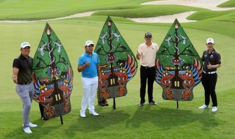 Pegolf Indonesia Rory Hie, Pegolf Thailand Poom Saksansin, Pegolf Amerika Serikat John Catlin, dan Pegolf Thailand Jazz Janewattananond (kiri ke kanan) berbincang-bincang di sela Press Conference BNI Indonesian Masters 2019 di Royale Jakarta Golf Club, Rabu (11/12)