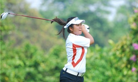 Pegolf putri Indonesia, Tatiana Jacqueline Wijaya, melakukan pukulan tee off saat pertandingan nomor perorangan putri Golf SEA Games XXVI Indonesia di Padang Golf Jagorawi, Bogor, Jabar. 