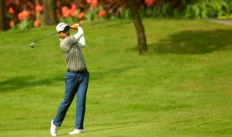 Pegolf Thailand Itthipat Buranatanyarat saat beraksi pada hari kedua BRI Indonesia Open 2019 di Pondok Indah Golf Course, Jakarta, Jumat (30/8).