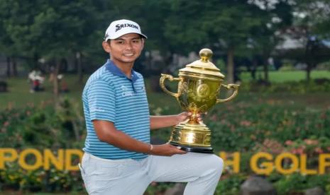 Pegolf Thailand Nitithorn Thippong menyabet gelar juara Mandiri Indonesia Open 2023 dengan mencetak catatan fantastis yakni 18 under par, setelah memainkan putaran terakhir, Ahad (6/8/2023).