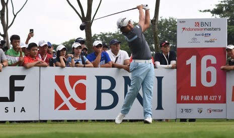 Aksi pegolf Thailand Poom Saksansin pada turnamen golf BNI Indonesian Masters di Jakarta tahun lalu.