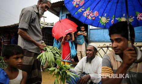 Pegungsi Rohingya menjual sayuran kamp pengungsi Kutupalong, Bangladesh, 