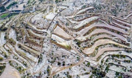 Puncak Gunung Al-Soudah yang Berlapis Salju di Musim Panas. Pegunungan Al-Soudah di Arab Saudi yang puncaknya berlapis salju bahkan saat musim panas.