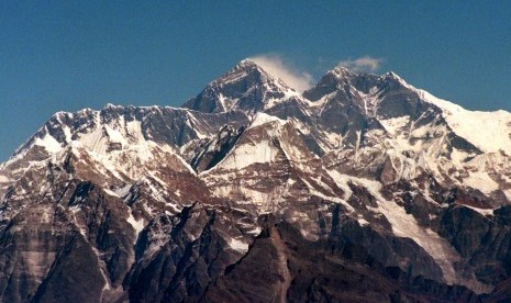 Pegunungan Himalaya dengan Everest di puncaknya.