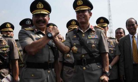 Pejabat baru Kapolri Komjen Pol Sutarman (kanan) berjabat tangan dengan pejabat lama Jenderal Pol Timur Pradopo (kiri) usai mengikuti acara serah terima jabatan di Mako Brimob Polri, Kelapa Dua, Depok, Jabar, Selasa (29/13).