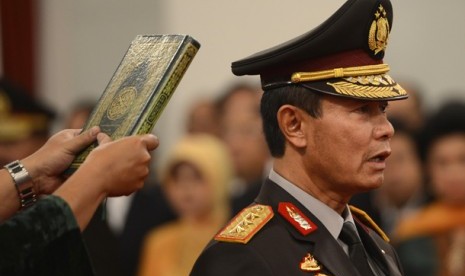 Pejabat baru Kapolri Komjen Pol Sutarman mengucapkan sumpah jabatan saat pelantikan di Istana Negara, Jakarta, Jumat (25/10). Komjen Pol Sutarman yang sebelumnya menjabat Kepala Badan Reserse Kriminal (Kabareskrim) Mabes Polri, menggantikan Jenderal Timur 