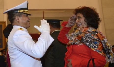 Pejabat baru Kepala Staf Angkatan Laut (KSAL) Laksdya Ade Supandi (kiri) membalas hormat dari Menteri kelautan Perikanan Susi Pudjiastuti (kanan) seusai pelantikan di Istana Negara, Jakarta, Rabu (31/12).