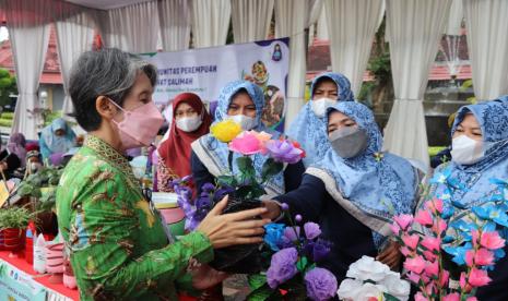 Pejabat Bupati Cilacap Yunita Dyah Suminar saat melakukan peninjauan stan bank sampah dalam acara Aksi Mitigasi Perubahan Iklim Melalui Sinergi Bank Sampah di Kabupaten Cilacap, Sabtu (24/12/22). 