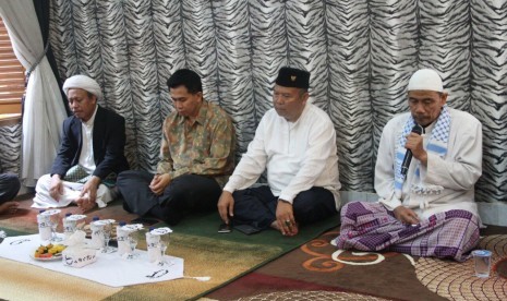 Pejabat Bupati Purwakarta M Taufiq Budi Santoso (berpakaian batik) bersama tokoh ulama dan pegawai negeri Pemkab Purwakarta, mengikuti pengajian di rumah dinas bupati, Jl Ganda Negara No 25, Jumat sore (23/3).