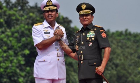  Pejabat Lama Laksamana TNI Agus Suhartono (kiri) melakukan salam komando bersama pejabat baru Jenderal TNI Moeldoko (kanan) usai upacara serah terima jabatan Panglima TNI di Lapangan Mabes TNI, Jakarta, Rabu (4/9).    (Republika/Rakhmawaty La'lang)