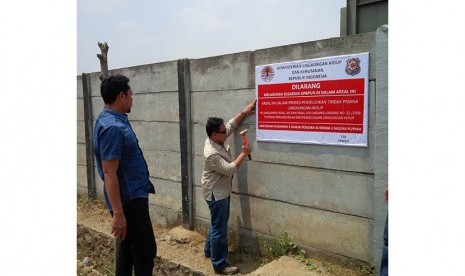 Pejabat pengawas lingkungan hidup (PPLH) Kementerian LHK, menyegel pabrik milik PT Guna Purnama, di Jl Raya Citeko-Tegalwaru, Desa Citeko, Kecamatan Plered, Purwakarta, Jabar, Sabtu (12/9). 