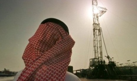 Pejabat perusahaan minyak Arab Saudi, Aramco, tengah memeriksa sebuah pengeboran minyak di Arab Saudi.