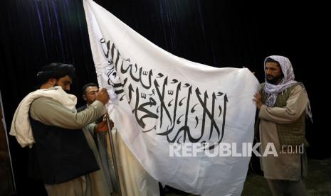  Pejabat Taliban mengibarkan bendera Taliban