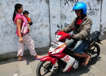 Pejalan kaki berhadangan dengan sepeda motor yang melewati trotoar di Jalan Lada, Kawasan Kota Tua, Jakarta Barat, Selasa (21/2). (Republika/Aditya Pradana Putra)