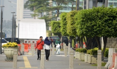 Pejalan kaki berjalan di trotoar MH Thamrin, Jakarta. (ilustrasi)