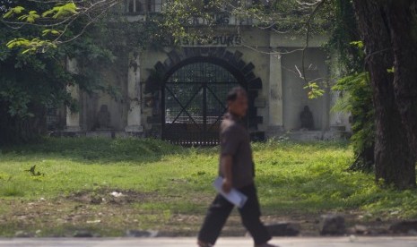 Nekat Mudik ke Solo? Karantina di Benteng Vastenburg Menanti. Pejalan kaki melintas di depan Benteng Vastenburg, Solo, Jateng.