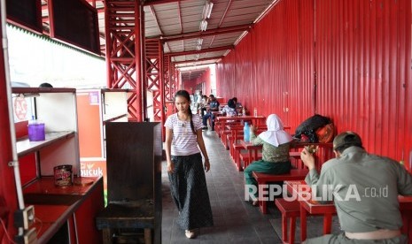 Pejalan kaki melintas di depan lapak pedagang binaan Usaha Mikro Kecil dan Menengah (UMKM) pusat kuliner Sumatera Barat di Jalan Kramat Raya, Senen, Jakarta, Kamis (5/9/2019). 