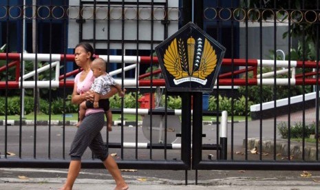 Pejalan kaki melintas di depan logo Kementerian Keuangan, Jakarta. Kementerian Keuangan (Kemenkeu) menyatakan bakal menerbitkan dua surat utang negara global atau global bond. Yakni Samurai Bond untuk Jepang serta Euro Bond untuk Eropa.