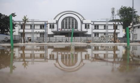 Pejalan kaki melintasi proyek revitalisasi di depan Stasiun Jakarta Kota, kawasan Kota Tua, Jakarta, Jumat (22/7/2022). Pemprov DKI Jakarta menyatakan program revitalisasi di kawasan Kota Tua salah satunya bertujuan untuk meningkatkan aksesibilitas dengan mengintegrasikan beragam moda transportasi seperti kereta api, MRT, Transjakarta hingga angkot. 