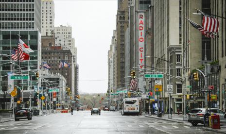 Pejalan kaki melintasi Sixth Avenue, New York, Amerika Serikat, Jumat (3/4). Angka kematian akibat virus corona alias Covid-19 terus melonjak di New York, Amerika Serikat. 