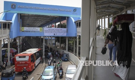 Pejalan kaki melintasi Skybridge atau Jembatan Penyeberangan Multiguna (JPM) Tanah Abang di Jakarta, Jumat (7/12/2018). 