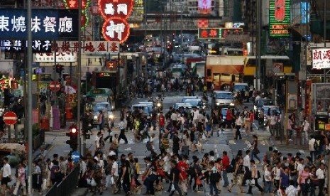 Pejalan kaki memenuhi jalanan di kawasan belanja Mongkok di Hong Kong.