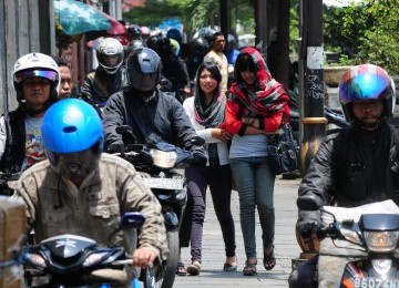 Pejalan kaki terkepung sepeda-sepeda motor yang melewati trotoar di Jalan Lada, Kawasan Kota Tua, Jakarta Barat, Selasa (21/2). (Republika/Aditya Pradana Putra)