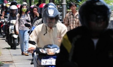 Pejalan kaki terkepung sepeda-sepeda motor yang melewati trotoar di Jalan Lada, Kawasan Kota Tua, Jakarta Barat (ilustrasi)