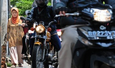 Pejalan kaki terkepung sepeda-sepeda motor yang melewati trotoar di Jalan Lada, Kawasan Kota Tua, Jakarta Barat, Selasa (21/2). (Republika/Aditya Pradana Putra)