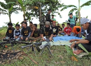 Pejuang Bangsamoro (BIIF) usai shalat jamaah di kampnya di Provinsi Maguindanao, Filipina Selatan.