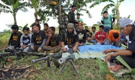 Pejuang Bangsamoro (BIIF) usai shalat jamaah di kampnya di Provinsi Maguindanao, Filipina Selatan.