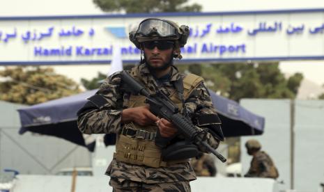 Pejuang pasukan khusus Taliban berjaga di luar Bandara Internasional Hamid Karzai setelah penarikan militer AS, di Kabul, Afghanistan, Selasa, 31 Agustus 2021. Taliban memegang kendali penuh atas bandara Kabul pada Selasa, setelah pesawat AS terakhir meninggalkannya landasan pacu, menandai berakhirnya perang terpanjang Amerika.