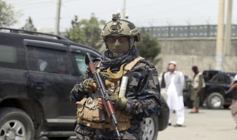 Pejuang pasukan khusus Taliban berjaga di luar Bandara Internasional Hamid Karzai setelah penarikan militer AS, di Kabul, Afghanistan, Selasa, 31 Agustus 2021. Taliban menguasai penuh bandara Kabul pada Selasa, setelah pesawat AS terakhir meninggalkannya landasan pacu, menandai berakhirnya perang terpanjang Amerika.