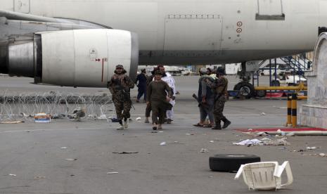 Pejuang pasukan khusus Taliban berkumpul di dalam Bandara Internasional Hamid Karzai setelah penarikan militer AS, di Kabul, Afghanistan, Selasa, 31 Agustus 2021. Taliban menguasai penuh bandara Kabul pada Selasa, setelah pesawat AS terakhir meninggalkan landasan pacu , menandai berakhirnya perang terpanjang Amerika.