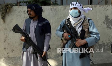 Taliban berjaga di gerbang utama menuju istana kepresidenan Afghanistan, di Kabul, Afghanistan, Senin, 16 Agustus 2021. 